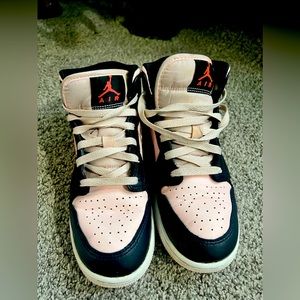 AIR JORDAN 1 MID GS
"Atmosphere”